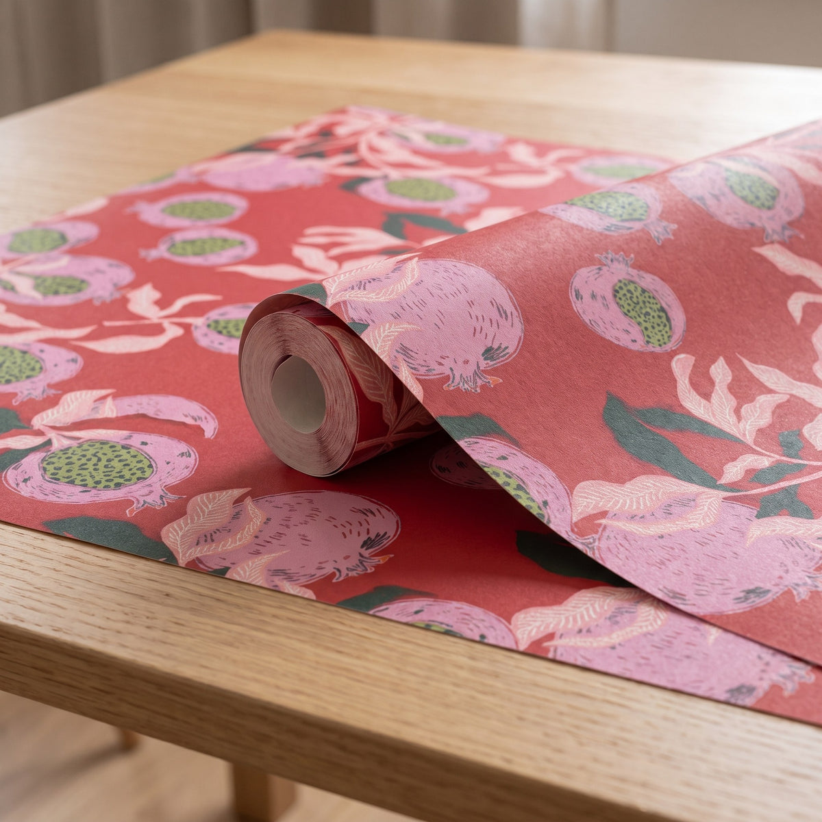 Grenades rouges et feuillage rose – rouleau